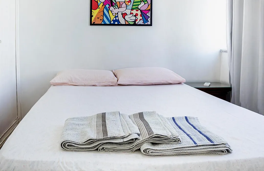 Apartamento completo na praia de Copacabana 02 Quartos com vista lateral mar em andar alto, ar, wifi , netflix, pauloangerami RMVC18-1